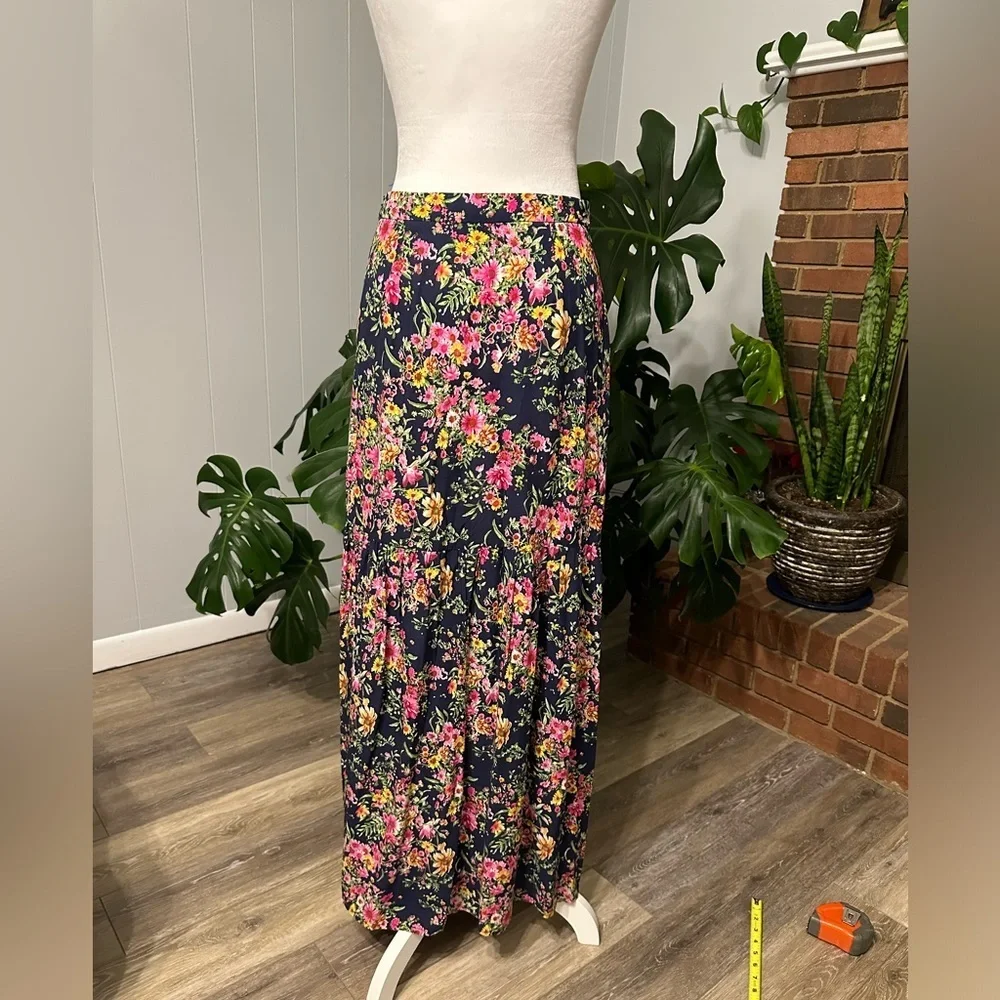 🌺 Beautiful flowers printed long skirt side zipper excellent condition. - Picture 8 of 8